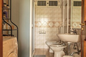 Apartment, 2 Schlafzimmer, Erdgeschoss | Badezimmer