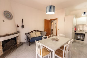 Appartement, 2 chambres, balcon | Coin séjour | Télévision à écran plat