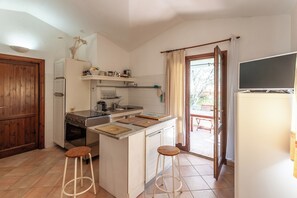 Apartment, 3 Bedrooms, Patio | Private kitchen | Fridge, microwave, stovetop, cookware/dishes/utensils - Sa Domo e Aurelia (San Teodoro)