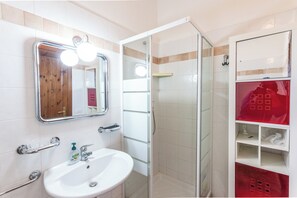 Apartamento, 3 quartos, varanda | Banheiro | Chuveiro, toalhas de banho