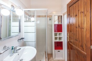 Appartement, 3 chambres, patio | Salle de bain