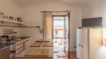 Apartment, 3 Bedrooms, Patio | Private kitchen | Fridge, microwave, stovetop, cookware/dishes/utensils