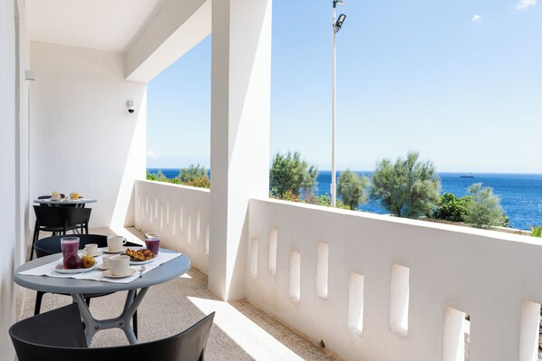 Apartment, 2 Schlafzimmer, Balkon, Meerblick | Terrasse/Patio