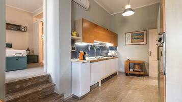 Appartamento, 2 camere da letto, balcone, vista mare | Cucina privata | Frigorifero, microonde, forno, piano cottura