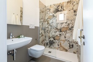 Appartamento, 2 camere da letto, balcone, vista mare | Bagno | Doccia, asciugacapelli, bidet, asciugamani