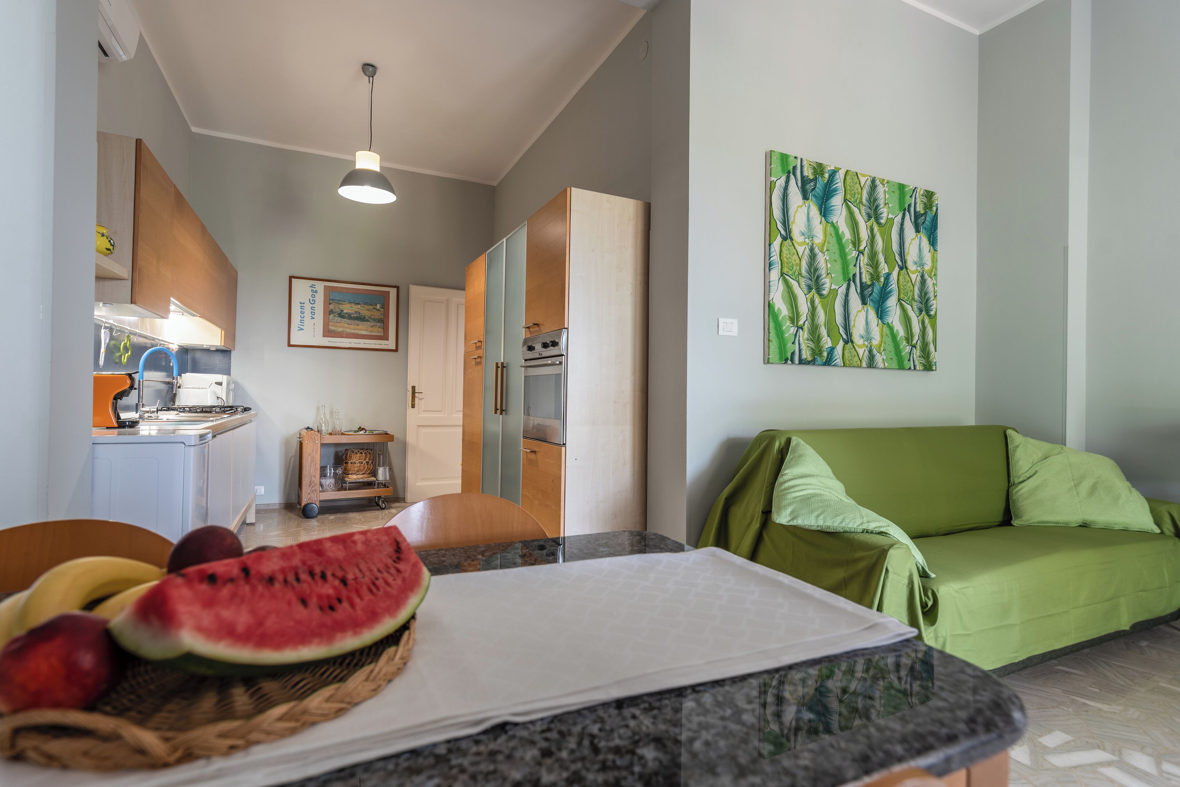 Appartamento, 2 camere da letto, balcone, vista mare | Area soggiorno | TV 32 pollici con canali via cavo