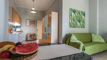 Appartamento, 2 camere da letto, balcone, vista mare | Area soggiorno | TV 32 pollici con canali via cavo