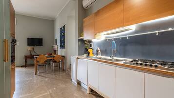 Apartment, 2 Schlafzimmer, Balkon, Meerblick | Eigene Küche | Kühlschrank, Mikrowelle, Ofen, Herdplatte