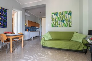 Appartement, 2 slaapkamers, balkon, uitzicht op zee | Woonruimte | Een 32-inch televisie met kabelzenders