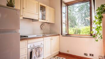 Refrigerador, microondas, placa de cocina, cafetera/tetera