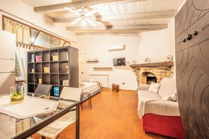 Studio, 1 Queen-Bett und Schlafsofa, Poolseite | Wohnbereich