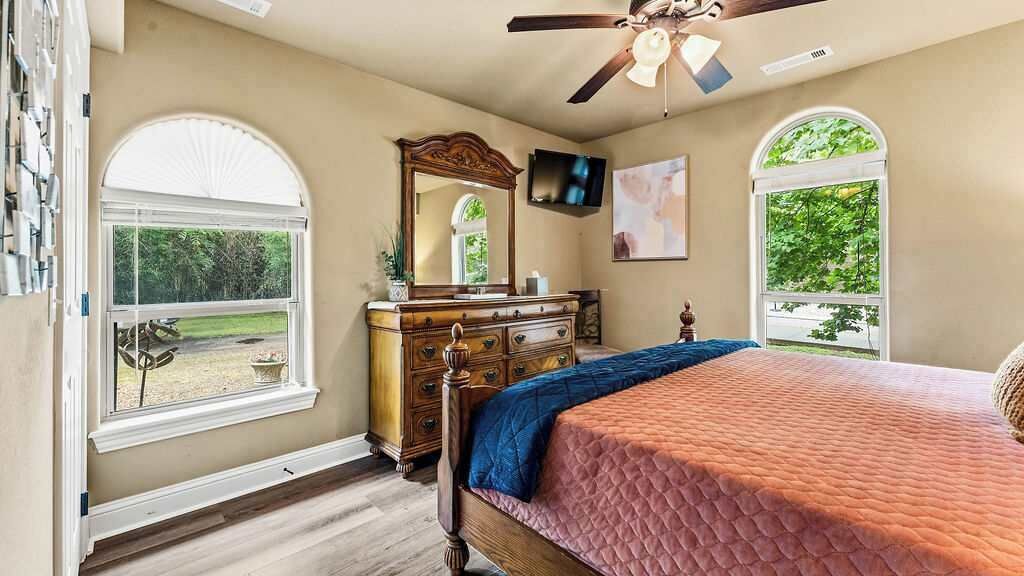 3 bedrooms, desk, WiFi, bed sheets