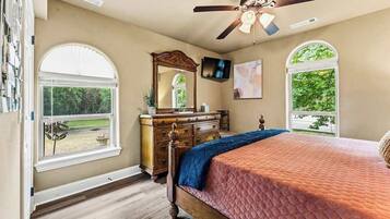 3 bedrooms, desk, WiFi, bed sheets