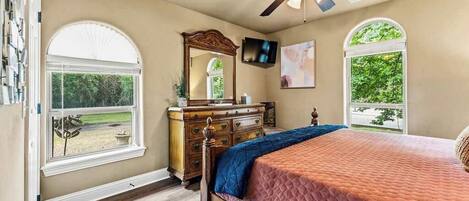 3 bedrooms, desk, WiFi, bed sheets