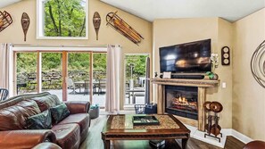 Televisión, chimenea y oficina 