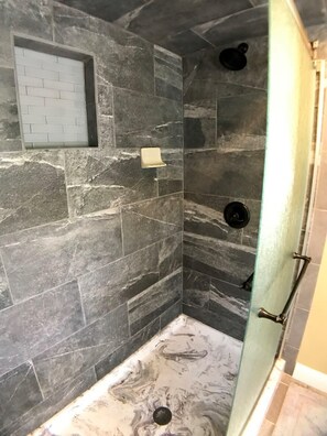 Douche, sèche-cheveux, serviettes fournies, shampoing