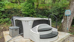 Outdoor spa tub - Dwntn, New Hot Tub, Trailer Parking, Dog Friendly (Eureka Springs)