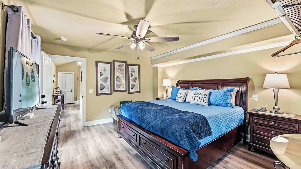 3 bedrooms, desk, WiFi, bed sheets