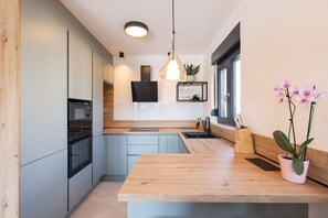 Kühlschrank, Mikrowelle, Ofen, Geschirrspüler