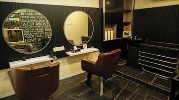 Tratamientos faciales y manicures y pedicures