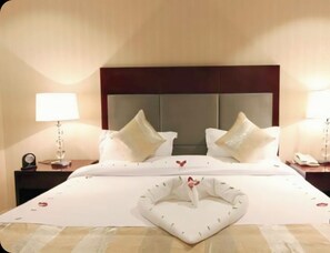 Deluxe Studio | In-room safe, iron/ironing board