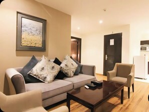 Basic Suite | In-room safe, iron/ironing board