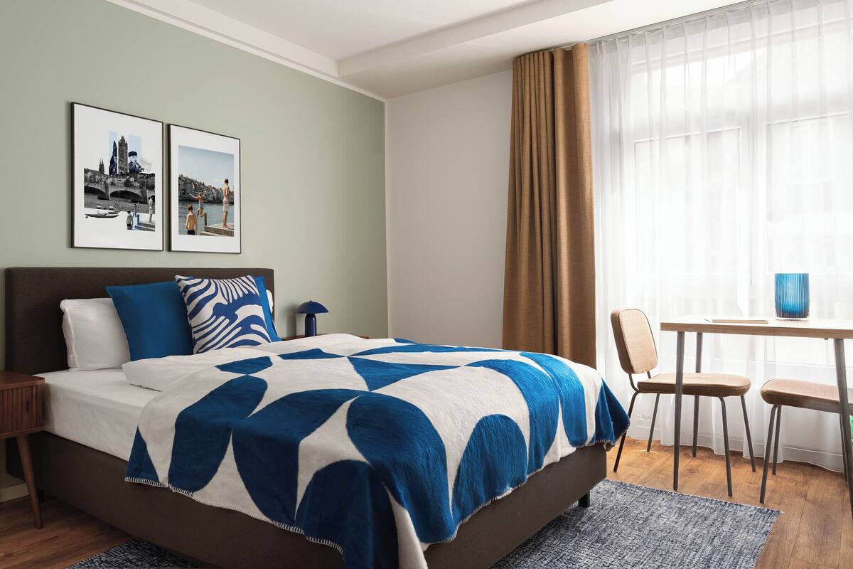 Rom – comfort, 1 queensize-seng | Skrivebord, skrivebord for bærbar PC og blendingsgardiner