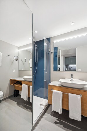 Suite | Bilik Mandi | Kelengkapan dandanan diri percuma, pengering rambut, tuala disediakan 