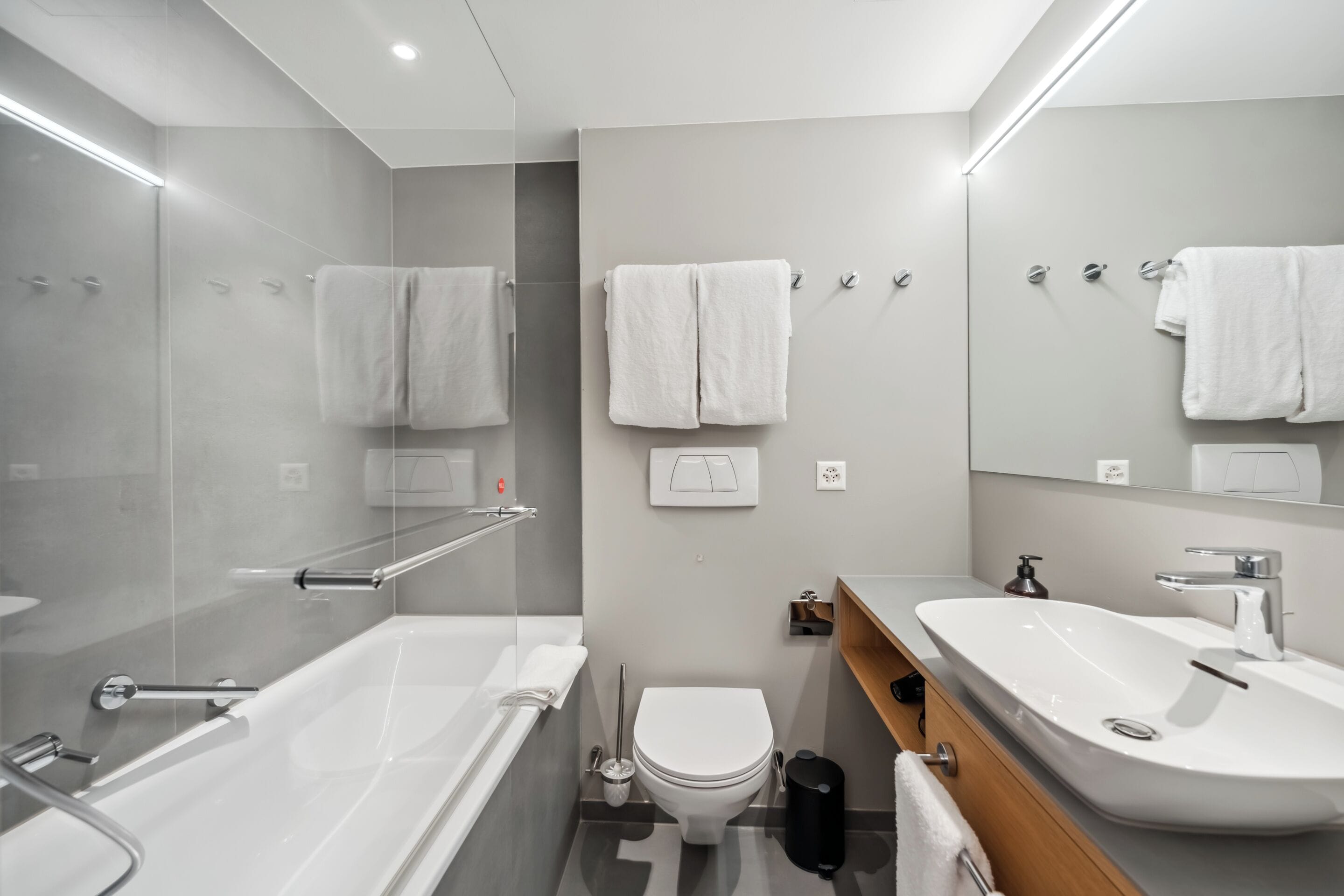 Ein modernes Badezimmer mit Badewanne, Toilette und Waschbecken.