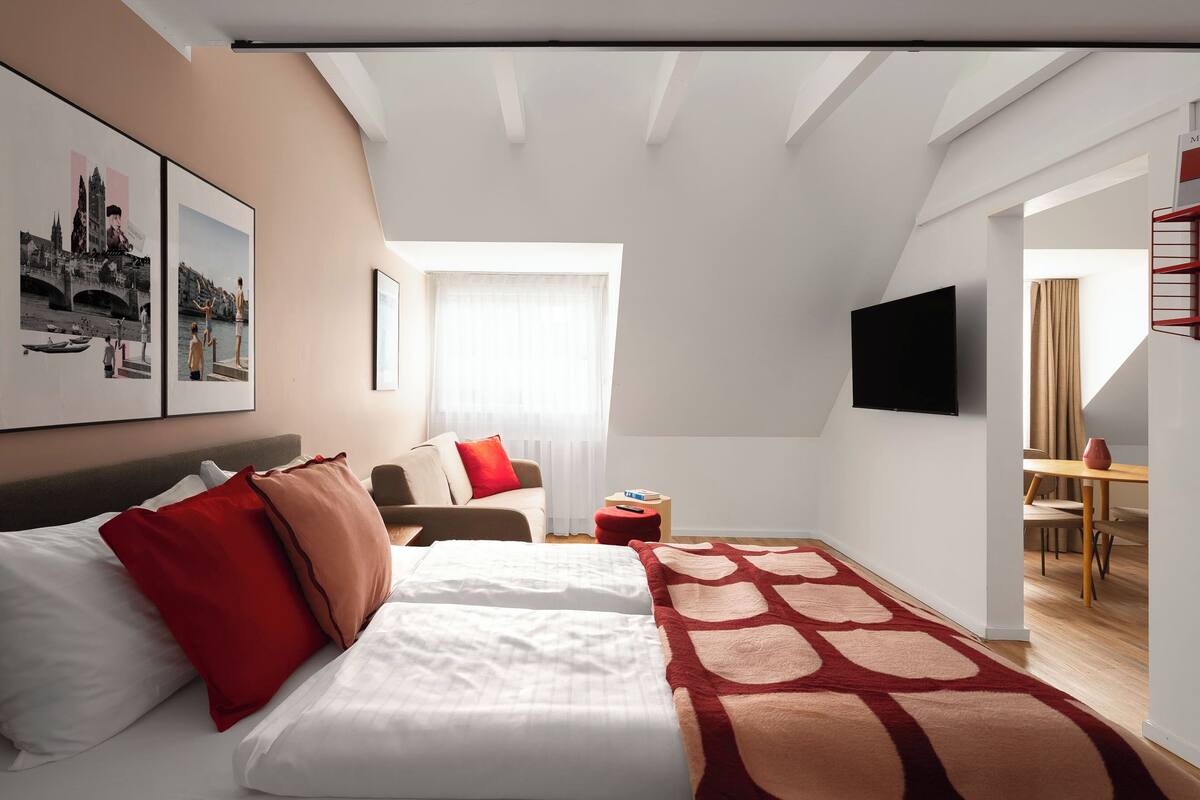 Suite, 1 soverom | Skrivebord, skrivebord for bærbar PC og blendingsgardiner