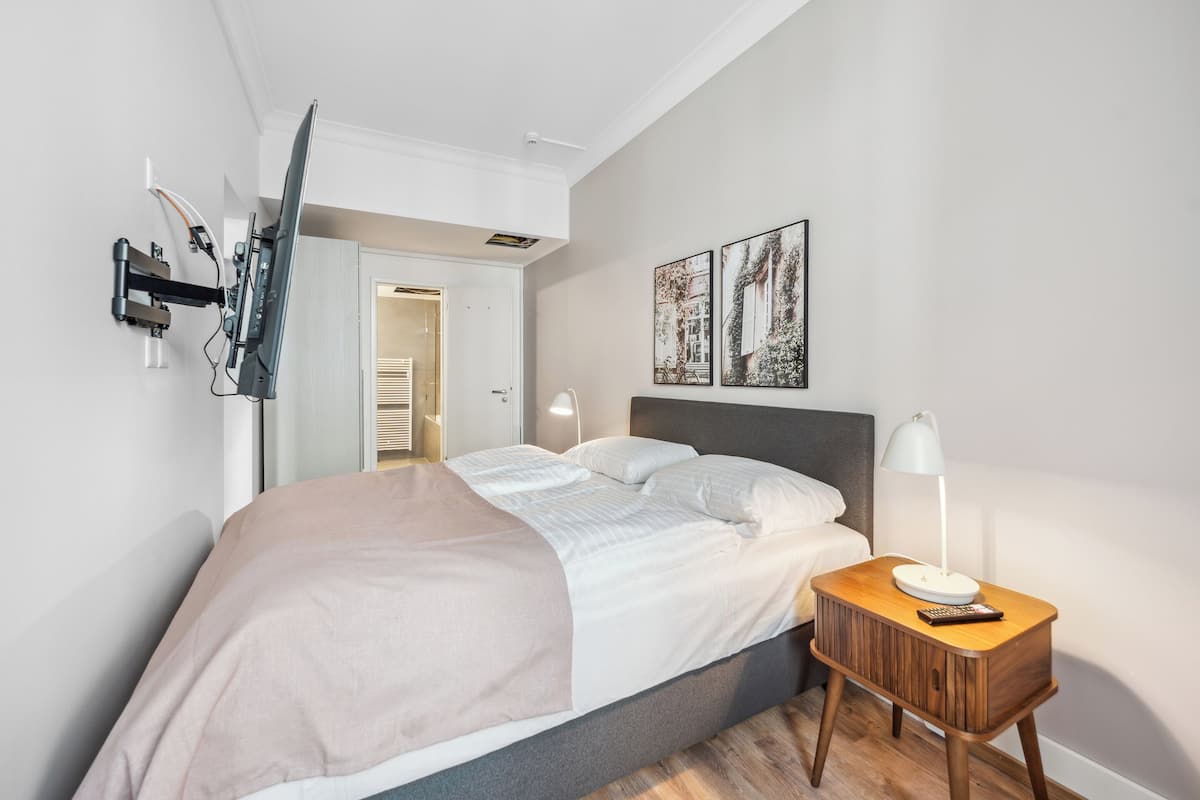 Suite – comfort, 1 soverom | Skrivebord, skrivebord for bærbar PC og blendingsgardiner