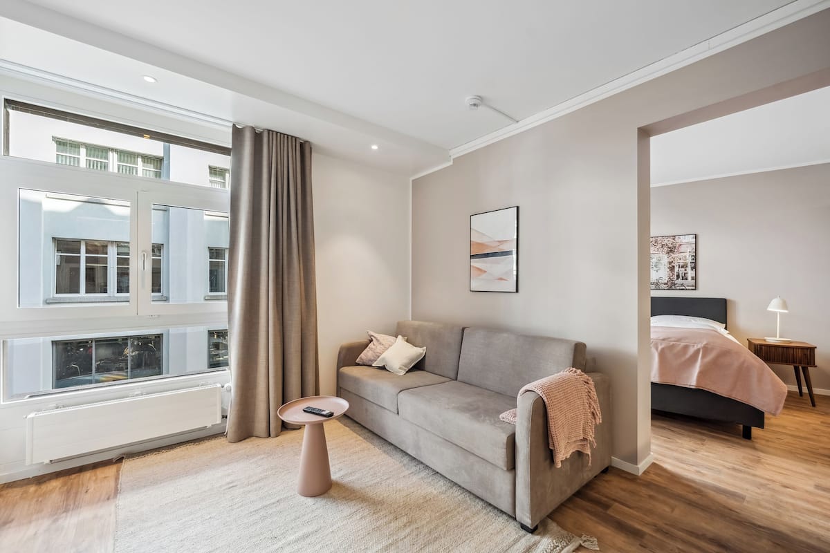 Suite Confort, 1 cama Queen size y sofá cama | 1 habitación, decoración personalizada, muebles diferentes y escritorio