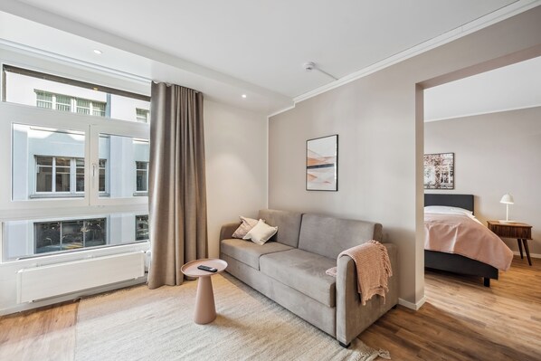 Comfort Suite, 1 Katil Ratu (Queen) dengan Katil Sofa | Dihias secara berasingan, dilengkapkan perabot secara berasingan, meja 