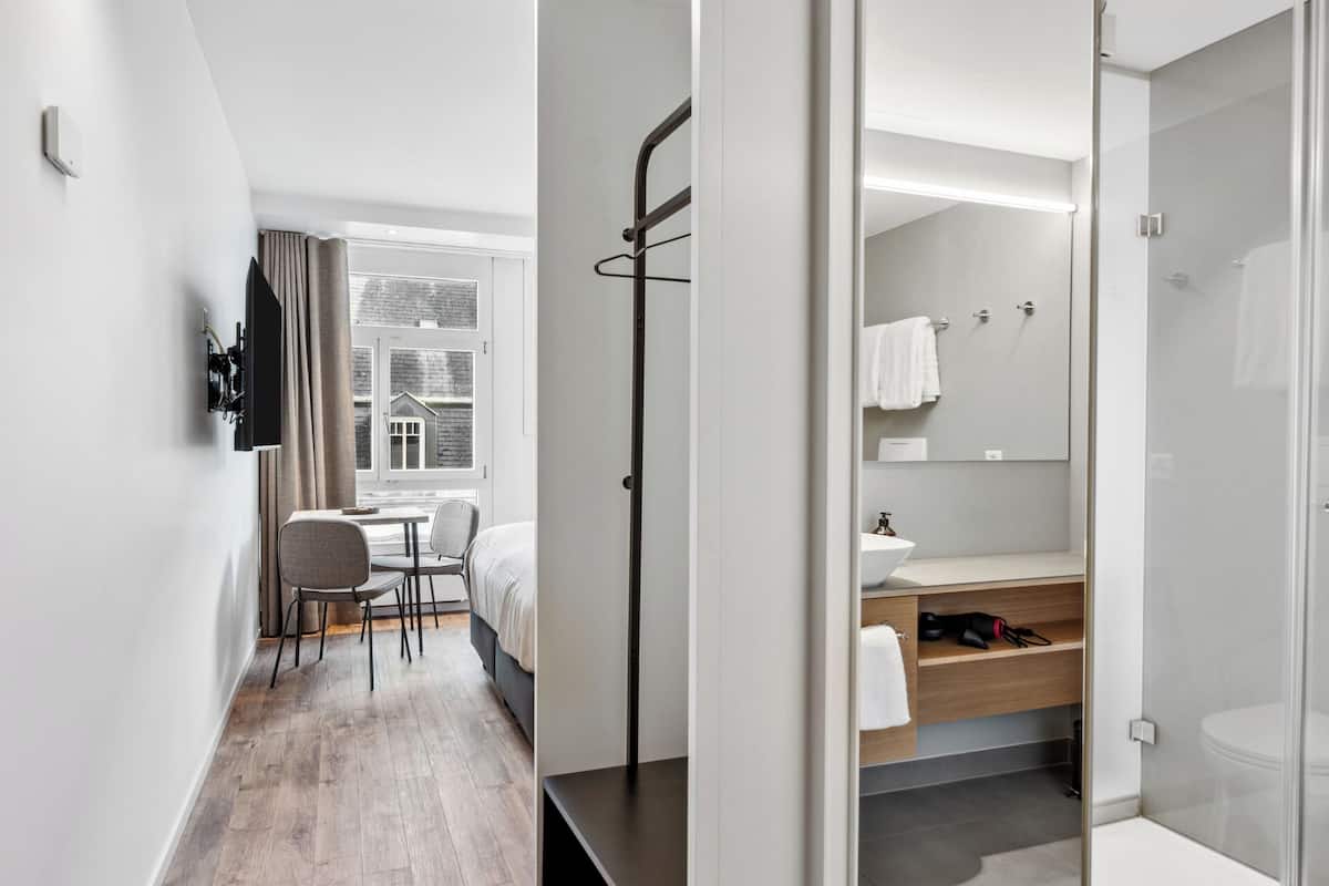 Rom, 1 queensize-seng | Skrivebord, skrivebord for bærbar PC og blendingsgardiner