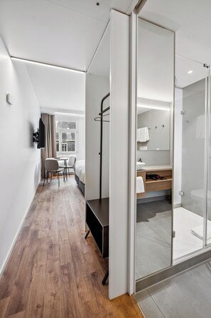 ห้องพัก, เตียงควีนไซส์ 1 เตียง | ห้องพักตกแต่งอย่างมีเอกลักษณ์, ตกแต่งพิเศษโดยเฉพาะ, โต๊ะทำงาน