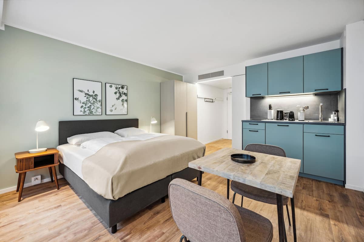 Suite | 1 habitación, decoración personalizada, muebles diferentes y escritorio