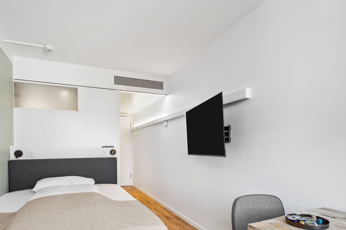 Rom – comfort | Skrivebord, skrivebord for bærbar PC og blendingsgardiner