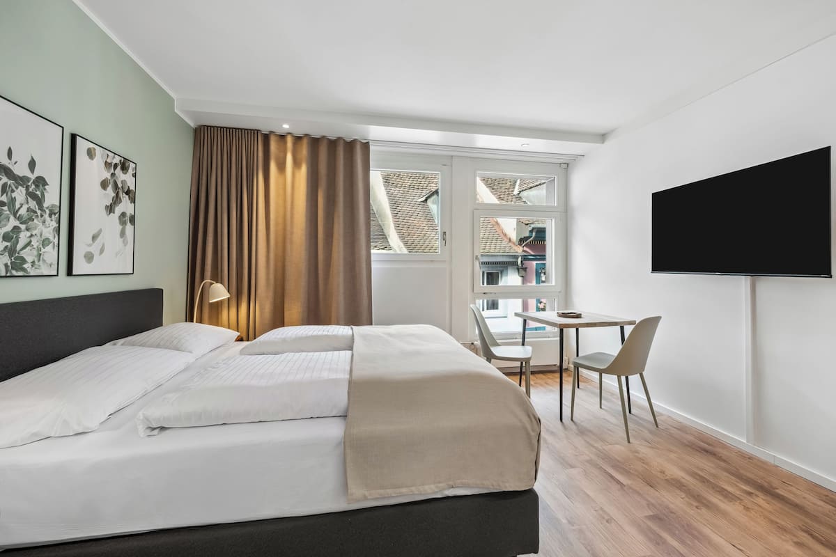Habitación Confort, 1 cama Queen size | 1 habitación, decoración personalizada, muebles diferentes y escritorio