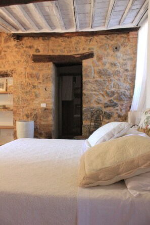 1 bedroom, WiFi, bed sheets - Sunflower Room (Toscana)