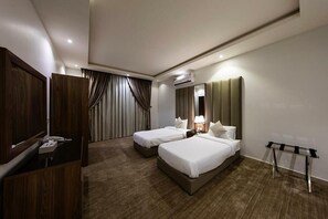 Apartamento família, vista para a cidade | Cofres nos quartos, quartos à prova de som