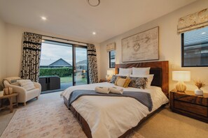 4 bedrooms, desk, iron/ironing board, WiFi - Sunlit Sanctuary with Private Patio in Wigram (Christchurch)