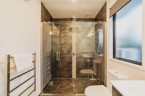 Shower, hair dryer, towels, shampoo - Sunlit Sanctuary with Private Patio in Wigram (Christchurch)