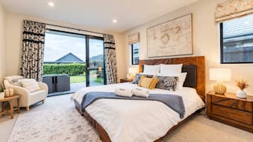 4 bedrooms, desk, iron/ironing board, WiFi