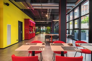 Colazione continentale, servita tutte le mattine (7 EUR a persona) 