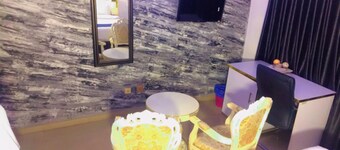 Autograph Apartment