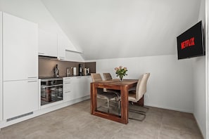 Geladeira, micro-ondas, cooktop, lava-louças