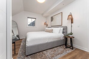 3 Schlafzimmer, Schreibtisch, Bügeleisen/Bügelbrett, Reisekinderbett