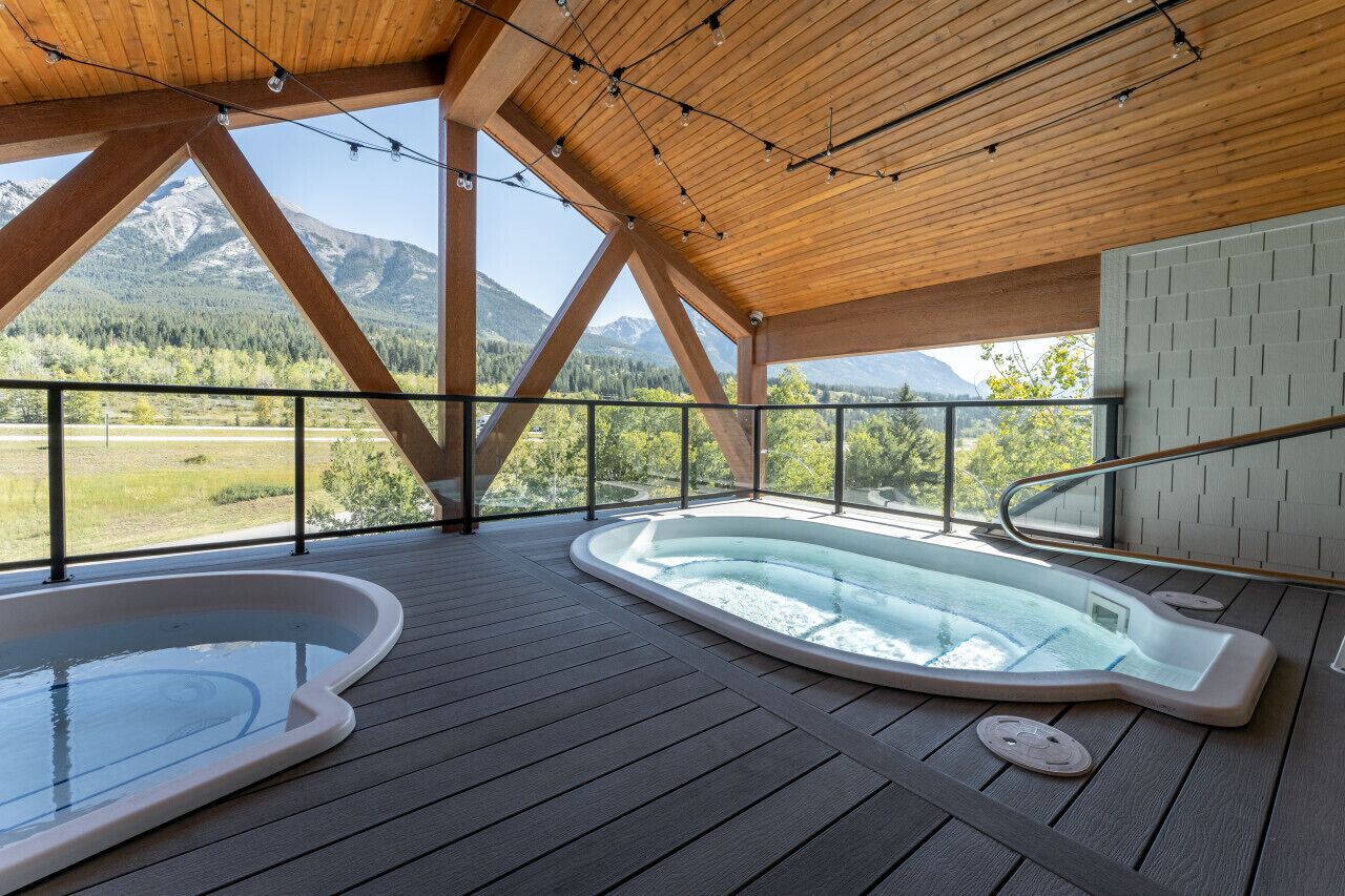 Indoor spa tub