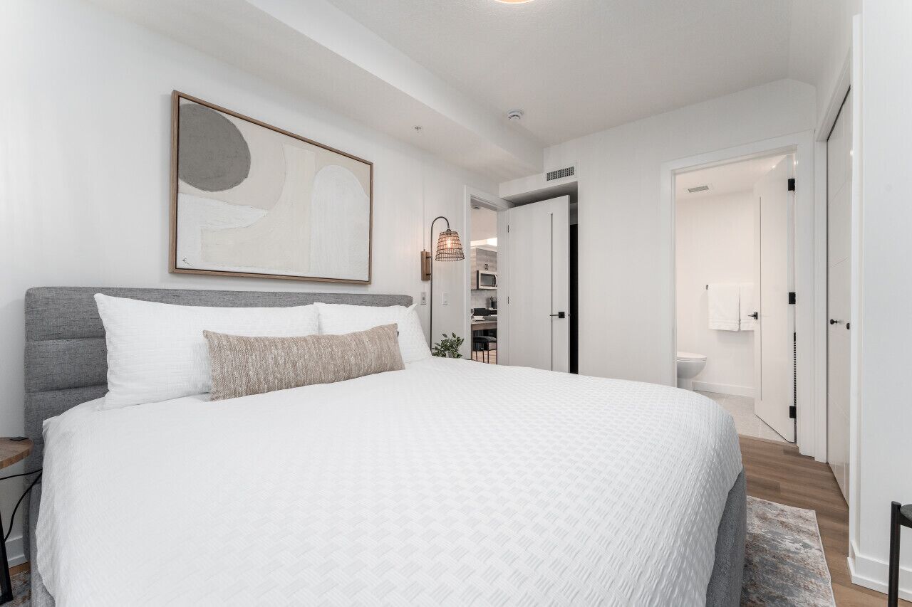 3 habitaciones, escritorio y tabla de planchar con plancha 