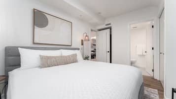 3 habitaciones, escritorio y tabla de planchar con plancha